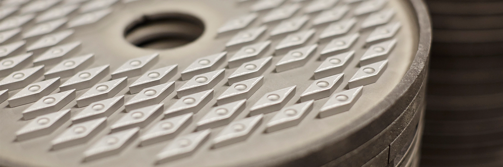 Metal-cutting inserts (photo)