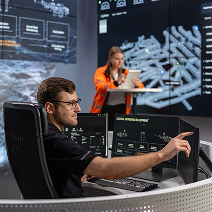 Mining: Engineers in the control room of the Sandvik test mine in Tampere (Finland) (photo)
