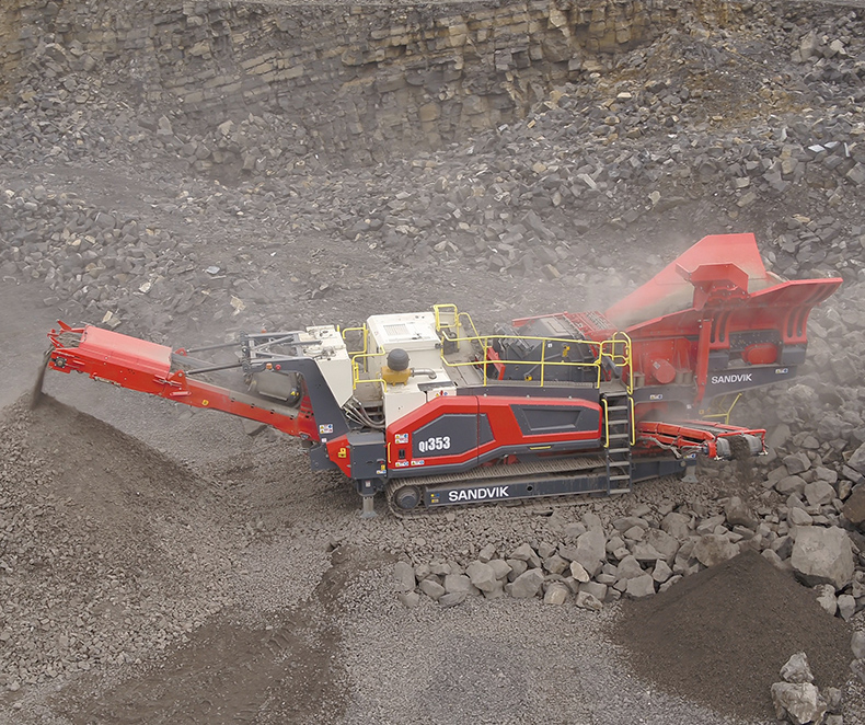 Sandvik QI353 mobil slagkross i arbete (foto)