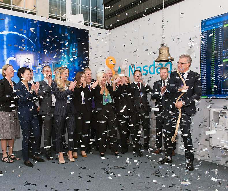 Göran Björkman, vd för Alleima, ringer i klockan vid ceremonin då Alleima börsnoterades på Nasdaq Stockholm (foto)