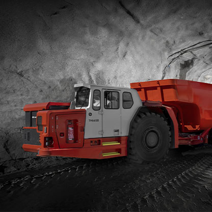 Sandvik® TH665B batterielektrisk gruvtruck i en underjordsmiljö. (foto)