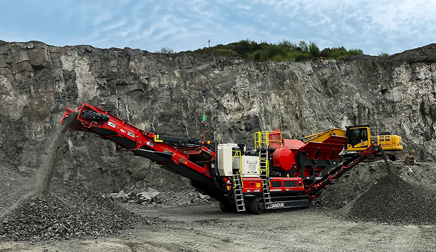 Den tunga käftkrossen UJ443E i ett stenbrott (foto)