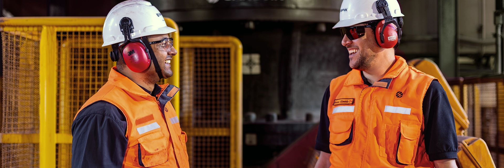 Robert Mendes, Senior Business Development Specialist, och Bruno Almeida, Equipment Sales Manager, under ett besök i Serra Norte-gruvan i Carajás-regionen (Brasilien). I bakgrunden syns en Sandvik CS660-kross (foto)